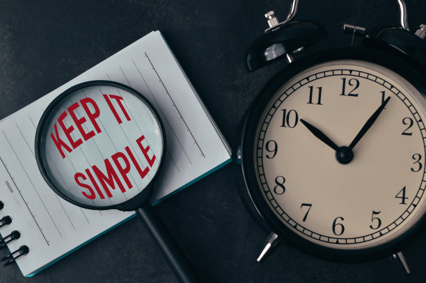 俯视图的闹钟，放大镜和笔记本写着文字保持简单。图片下载