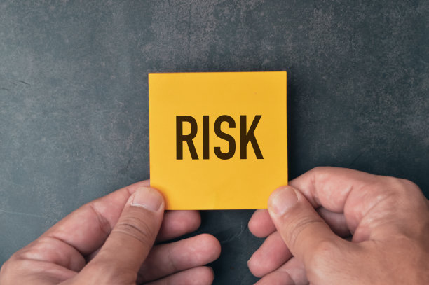 手里拿着一张写着“风险”的便条。图片下载