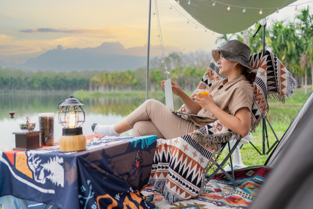 亚洲妇女独自旅行和露营。女商人在线工作和放松在旅程户外活动。图片下载