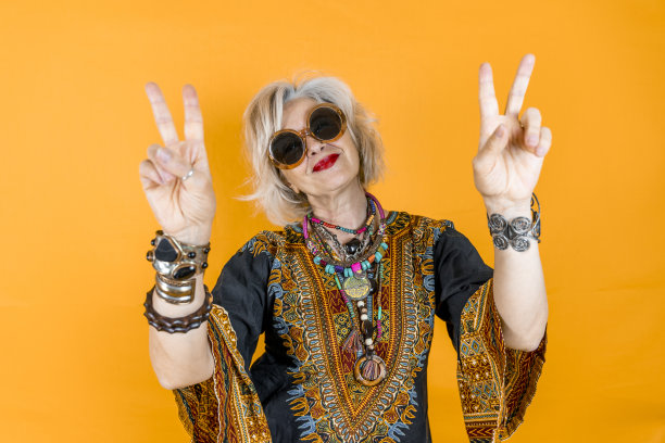 成熟女人的滑稽肖像。漂亮的女士穿着七十年代的服装玩得很开心图片下载