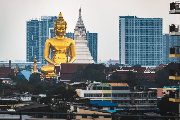 大佛坐落在傍晚时分的泰国曼谷社区中间。图片下载
