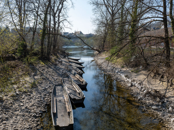 在瑞士的一条干涸的小河上划艇很低/全球变暖的概念图片下载