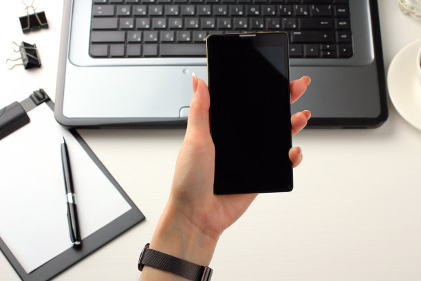 女人的手握着智能手机图片下载