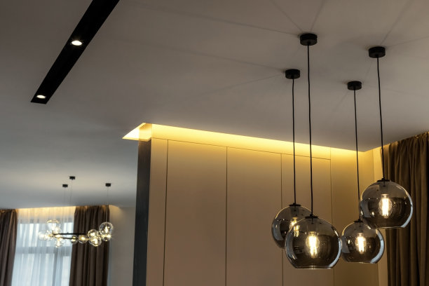 室内的灯。公寓阁楼风格的时尚现代灯具。优质照片。现代吊灯上的黑色背景照明元素的室内。美丽的复古豪华室内照明灯具装饰。图片下载