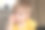 金发男孩，鼻子里插着手指的婴儿。三岁小孩在挖鼻子。小男孩在家。幼儿教育发展。真实坦诚的生活方式。图片下载