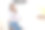 孕妇坐在家里的桌子旁用笔记本电脑进行视频通话。图片下载