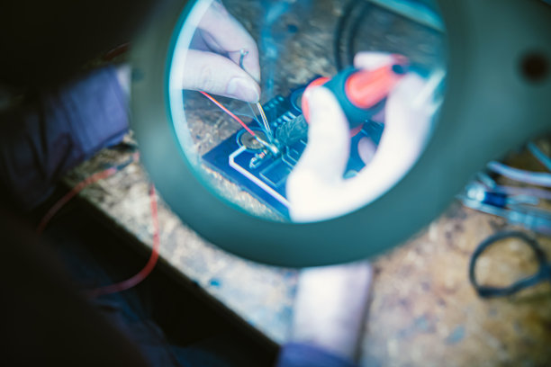 工程专业学生焊接PCB图片下载