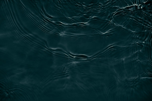 黑色透明清澈平静的水面纹理图片下载