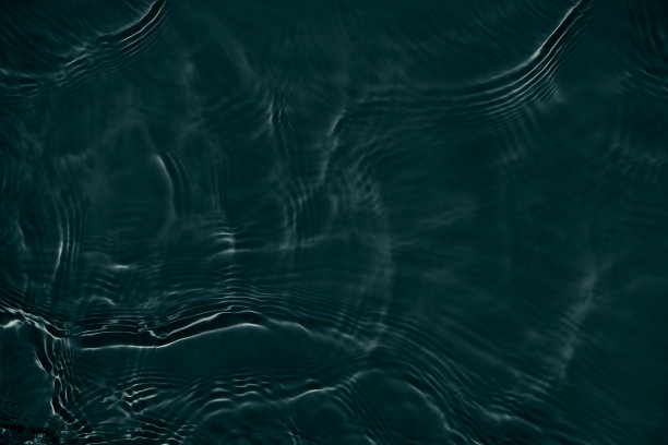 黑色透明清澈平静的水面纹理图片下载