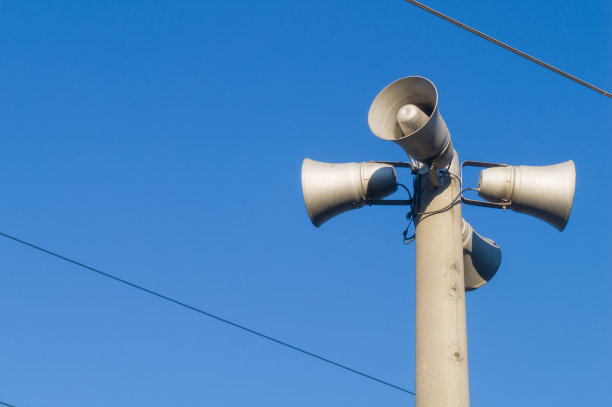 电线杆上有公共广播系统。扩音器向公众发出事故警报和警报信号。户外PA扬声器。有选择性的重点图片下载