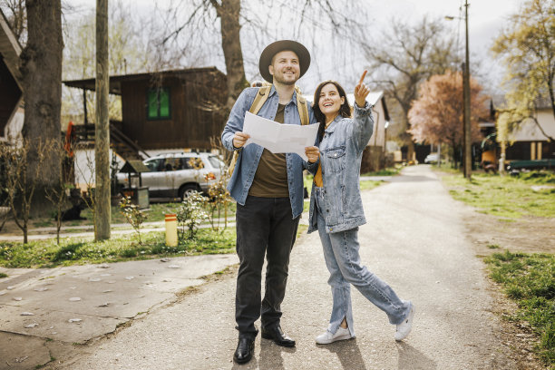 年轻夫妇探索新城市的照片图片下载
