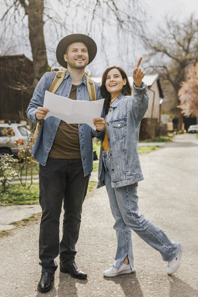 年轻夫妇探索新城市的照片图片下载