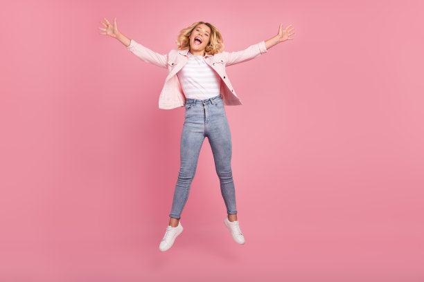 欣喜若狂无忧无虑的少女的全身照片使明星人物张开的嘴孤立在粉红色的背景上图片下载