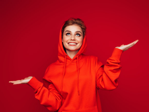 时尚的快乐的女人穿着连帽衫的特写照片图片下载