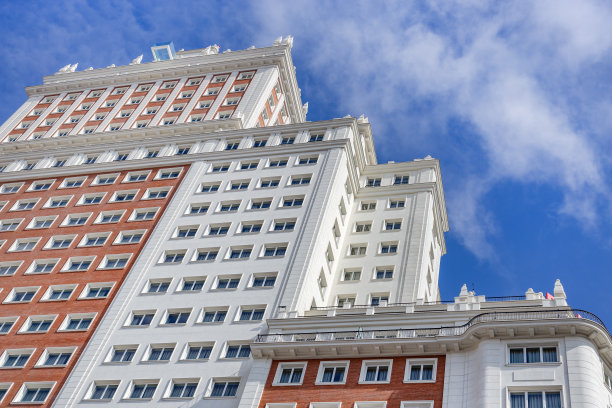 立面有大量的窗户。España建筑在广场España在马德里。有云有晴的白天图片下载