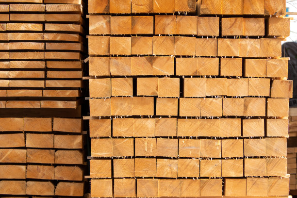 堆放在木材场的新木钉图片下载