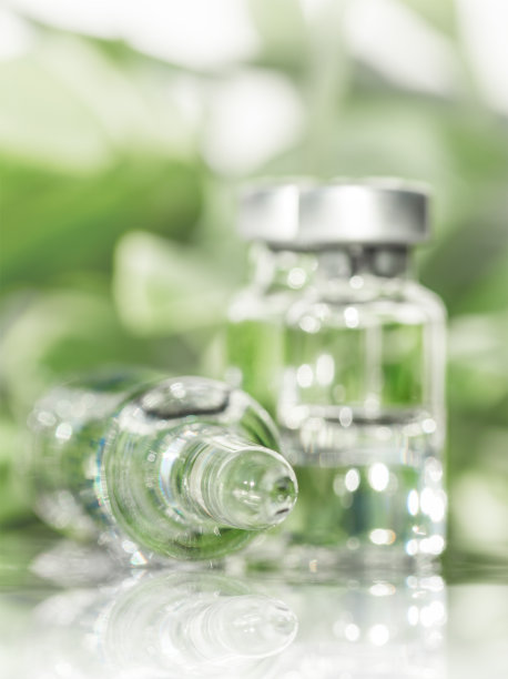 实验室里有带疫苗的医药瓶图片下载