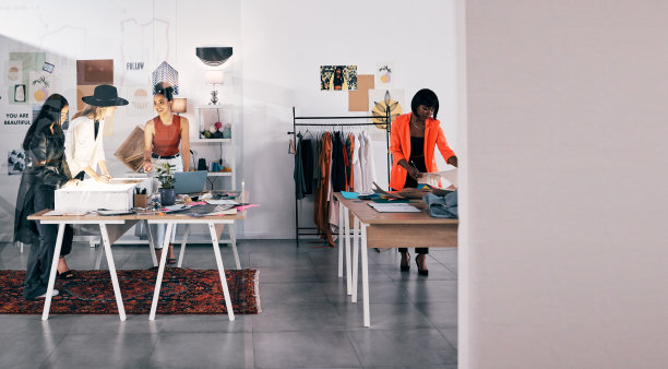 一组设计师在工作室合作的照片图片下载