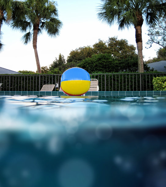 游泳池里五颜六色的沙滩球图片下载