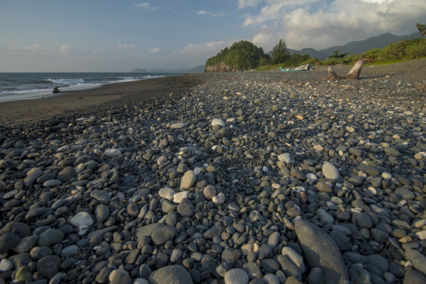 独特的卵石沙滩图片下载