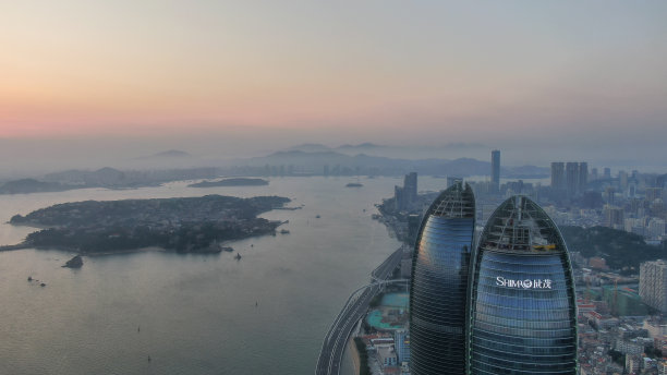 2022年4月11日，福建厦门:世界贸易大厦外图片下载