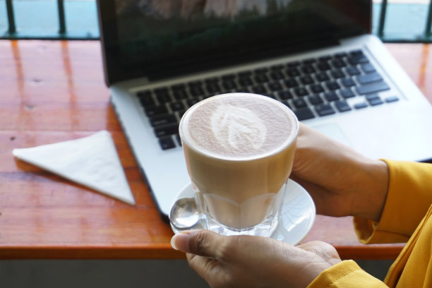 在工作中提供拿铁咖啡图片下载