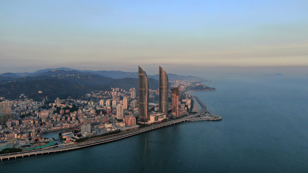 2022年4月11日，福建厦门:世界贸易大厦外图片下载