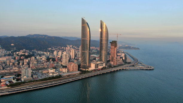 2022年4月11日，福建厦门:世界贸易大厦外图片下载