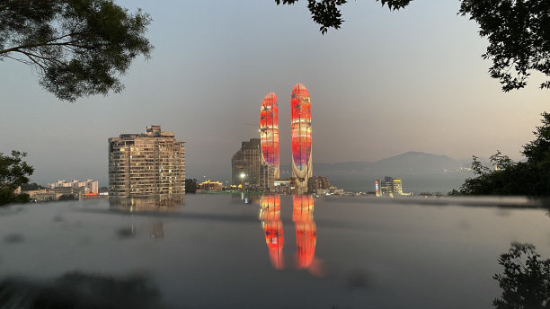 2022年4月11日，福建厦门:世界贸易大厦外图片下载