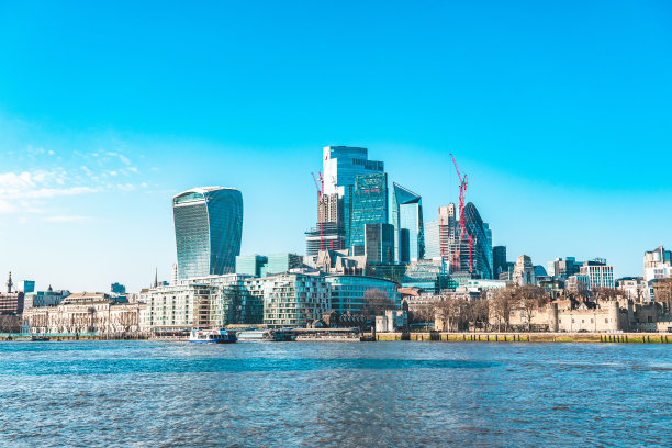 俯瞰泰晤士河的伦敦金融区摩天大楼图片下载