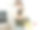男人站在厨房里打电话聊天图片下载