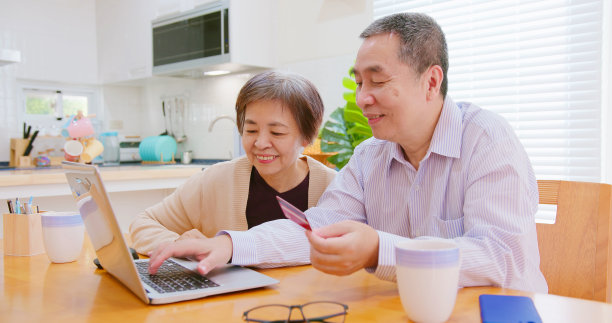 老夫妇使用信用卡图片下载