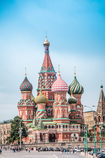 俄罗斯莫斯科圣巴兹尔教堂附近繁忙的一天图片下载