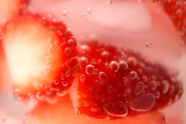 草莓、冰块和冷水背景图片下载