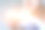 实验室技术员在实验室用显微镜做研究。科学家在科学实验期间拿着仪器，拿着工具，科学概念库存照片图片下载