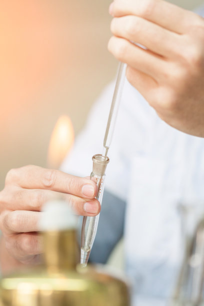 实验室技术员在实验室用显微镜做研究。科学家在科学实验期间拿着仪器，拿着工具，科学概念库存照片图片下载