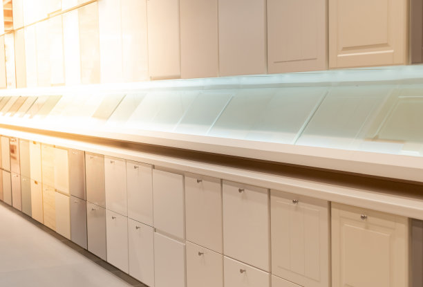 商店陈列室里橱柜家具的许多颜色。装饰家具行业的板材。选择材料样本。图片下载