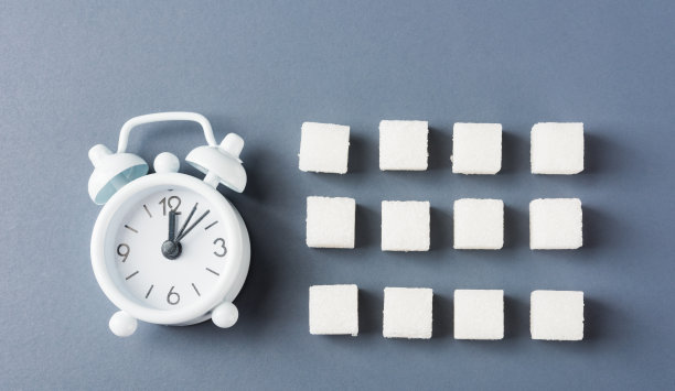 方糖甜点的几何图案和闹钟成分图片下载