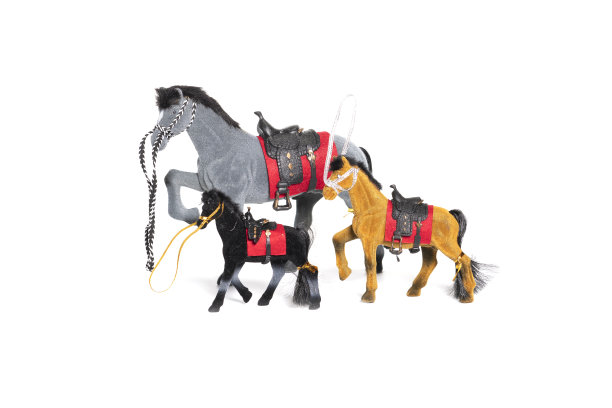 塑料马玩具与两个小马驹隔离在白色图片下载