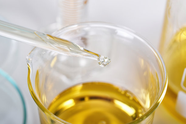 油滴，实验室和科学实验，制定化学医学研究，石油工业产品质量控制的概念。图片下载
