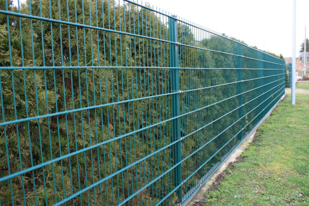 长长的木制和金属栅栏图片下载