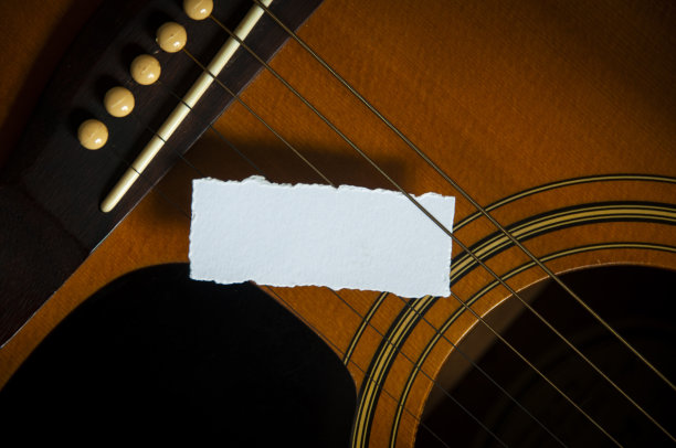 吉他弦上的空白破纸。复制空间和音乐概念图片下载