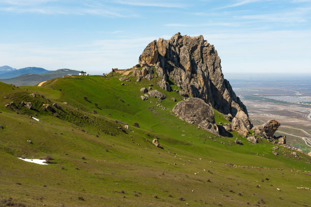 位于阿塞拜疆境内的圣山besbarmag的岩石山峰图片下载
