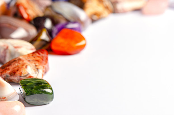 白色背景上的矿物石头。在占星术和替代或补充医学中使用矿物和水晶的概念。副本的空间。图片下载