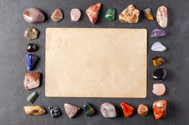 矿石和一张旧纸。黑色的具体背景。在占星术和替代医学中使用矿物质的概念。副本的空间。图片下载