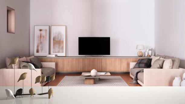 白色桌面或架子与简约的鸟装饰，鸟的摆设在模糊舒适的灰色和米色客厅与沙发，休息室，地毯，现代室内设计图片下载