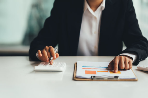 会计使用数据文件计算业务报告。图片下载