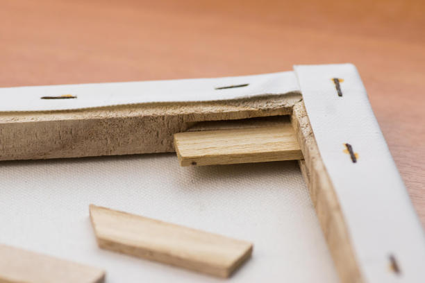 艺术框架与画布。近距离的木制间隔拉伸艺术画布上的框架选择性焦点图片下载