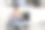 女人在家里的厨房里拿着咖啡和手机坐在地板上——在家放松的概念——图片下载