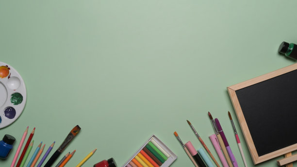 黑板和文具在绿色背景上。回到学校的概念。图片下载